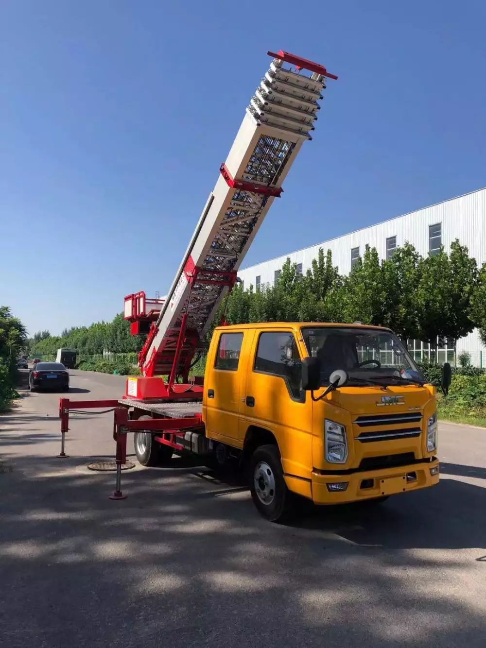 罗庄附近的云梯车出租服务：轻松解决高空作业需求